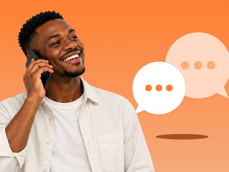 Un uomo sorridente al telefono