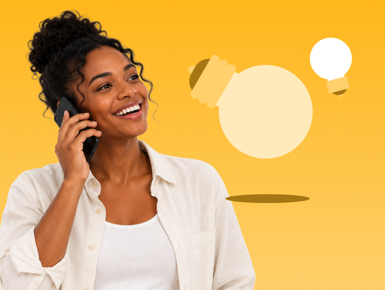 Een glimlachende vrouw aan de telefoon