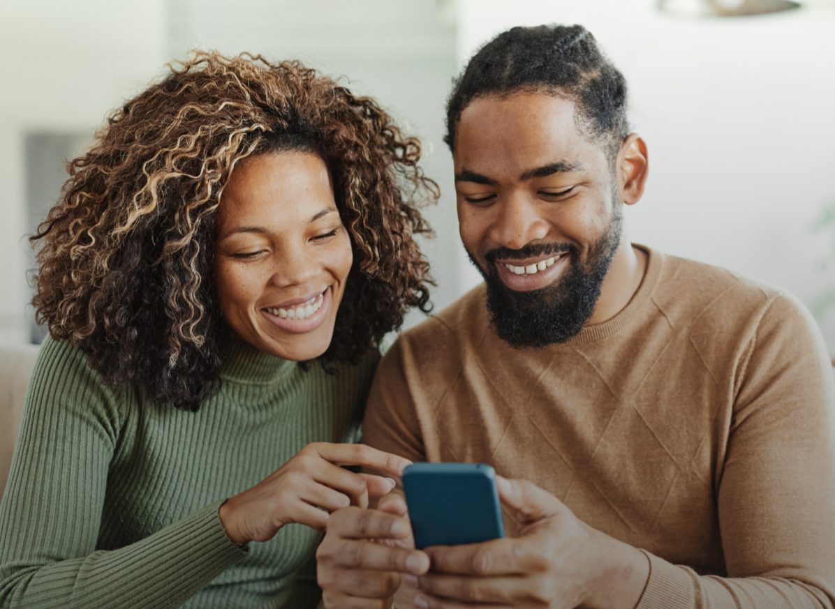Twee gelukkige vrienden die een telefoon delen
